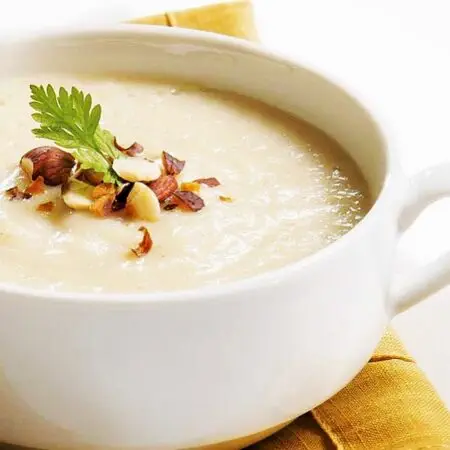 Velouté de panais onctueux aux noisettes, épices & poivres de Kampot